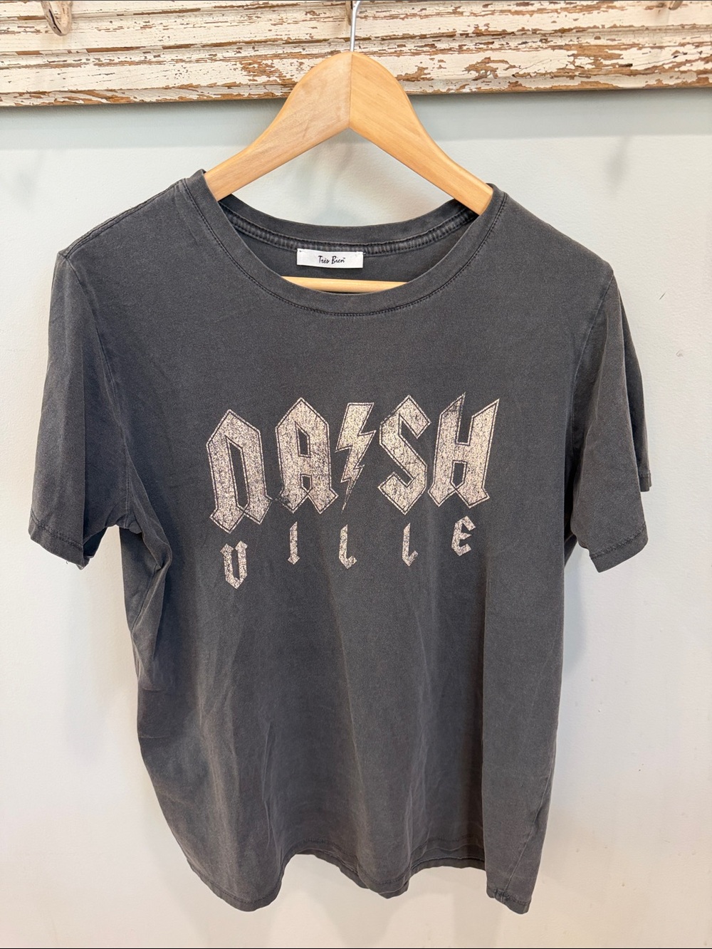 Tres Bien Nashville Graphic Short-Sleeve Tee in Charcoal Size Medium